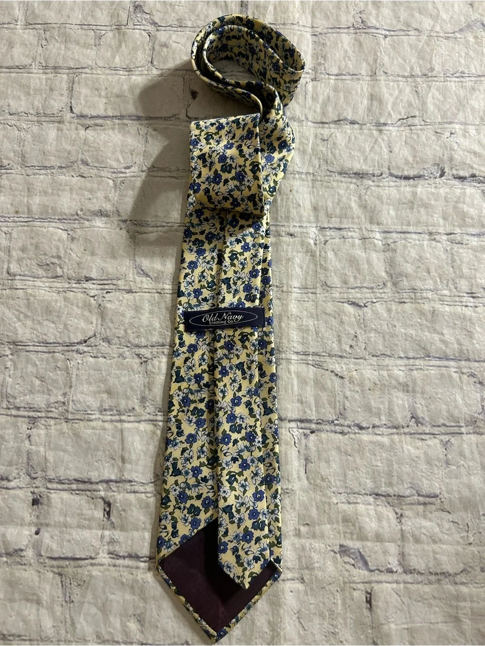 OLD NAVY CLOTHING CO. YELLOW TIE WITH BLUE & WHITE FLORAL PATTERN 100% SILK